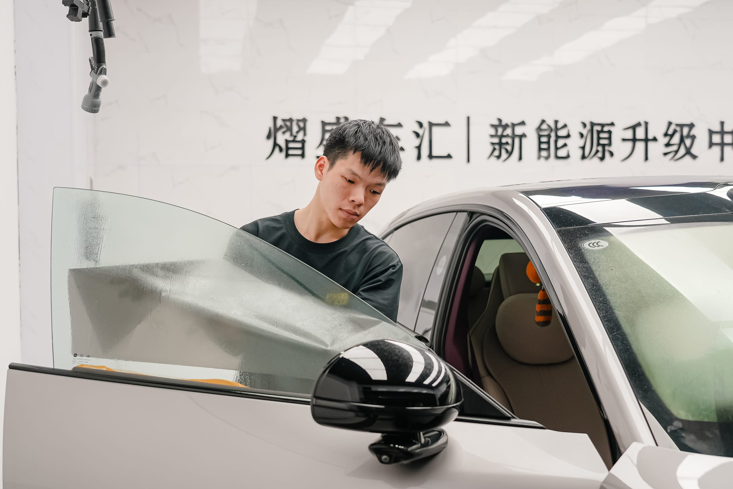 南京熠盛车汇汽车窗膜施工现场